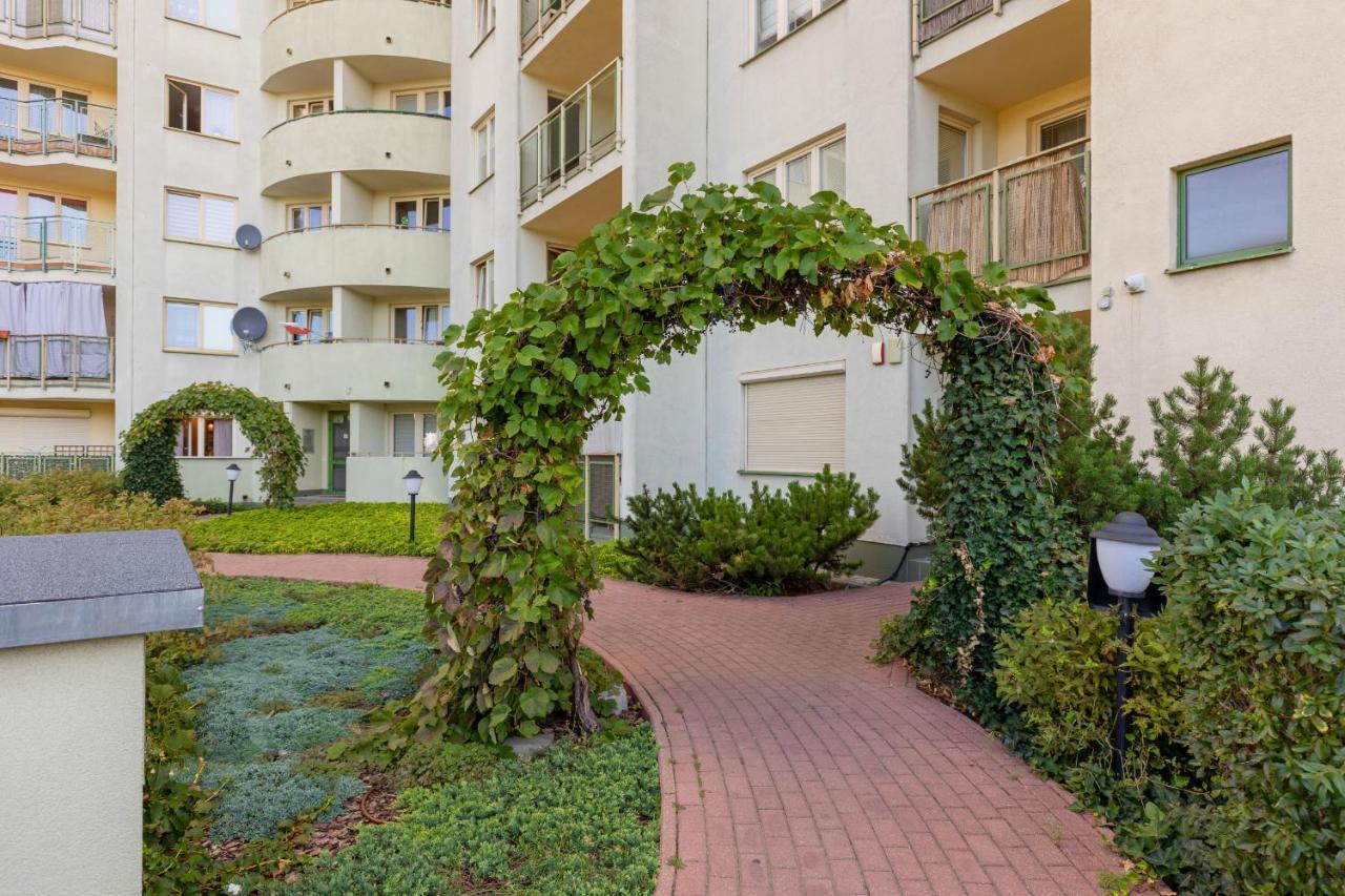 Metro Wilanowska Apartment With Parking By Noclegi Renters Варшава Екстер'єр фото